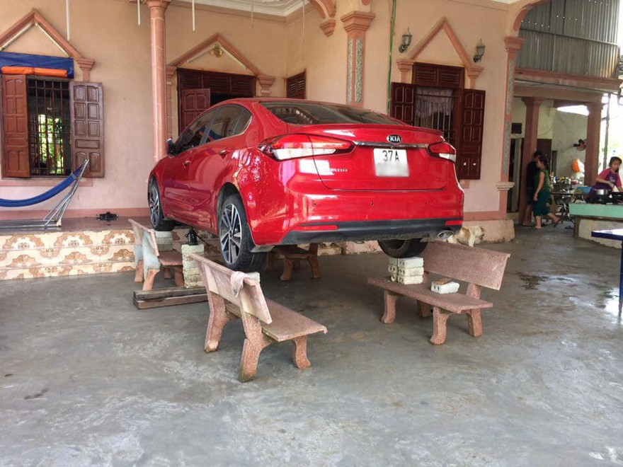 Chủ xe ở Nghệ An chống ngập cho ôtô nhờ ghế đá và gạch