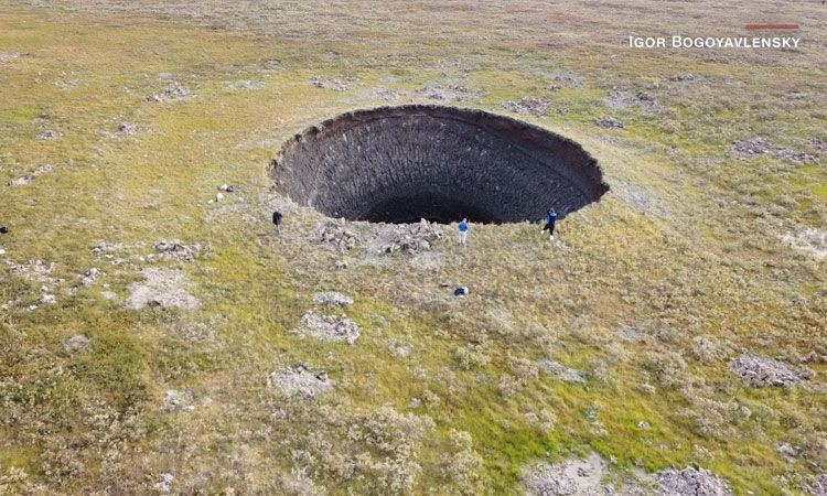 Hố trũng khổng lồ xuất hiện ở lãnh nguyên Siberia vào năm ngoái. Ảnh: CNN