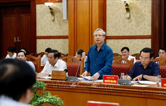 Đồng chí Trần Quốc Vượng, Ủy viên Bộ Chính trị, Thường trực Ban Bí thư, Trưởng Tiểu ban chủ trì cuộc họp. Ảnh: Dương Giang/TTXVN