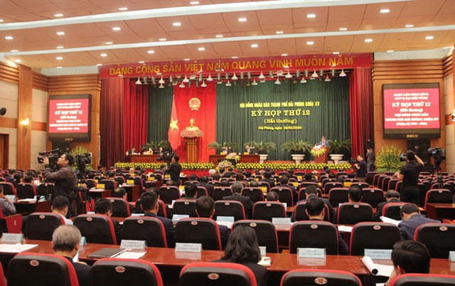 Ông Lê Khắc Nam cho biết, việc tặng quà người dân đã được Ban Thường vụ, Cấp ủy chính quyền thông qua và HĐND biểu quyết 100%