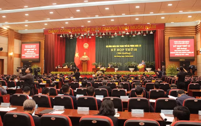 Ông Lê Khắc Nam cho biết, việc tặng quà người dân đã được Ban Thường vụ, Cấp ủy chính quyền thông qua và HĐND biểu quyết 100%