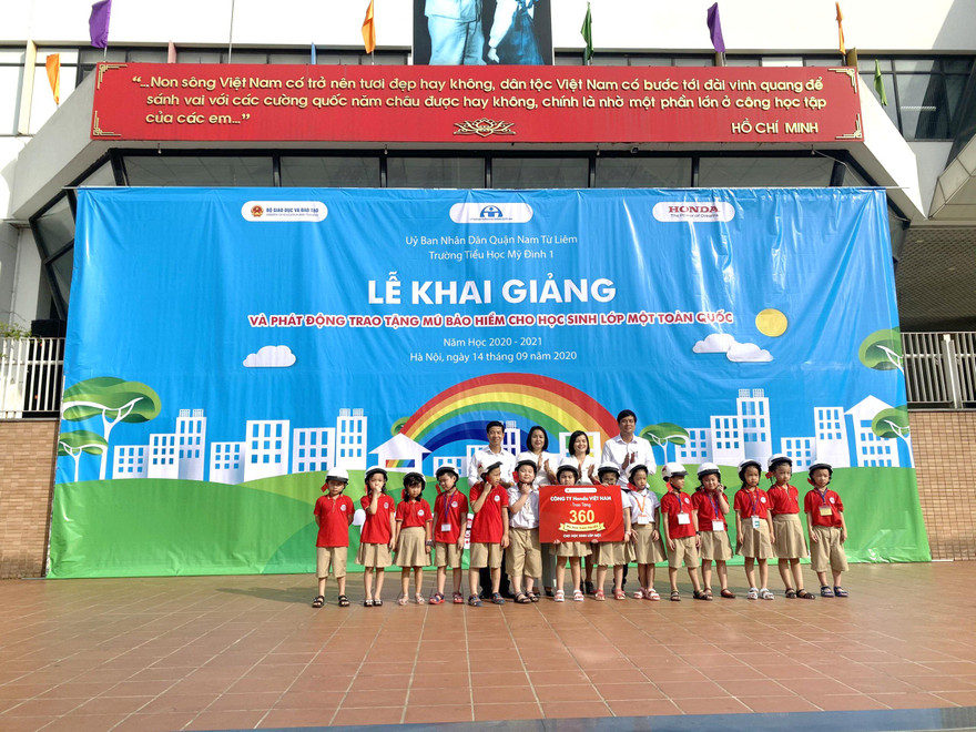 HEAD Doanh Thu 2 trao tặng mũ bảo hiểm cho học sinh lớp Một