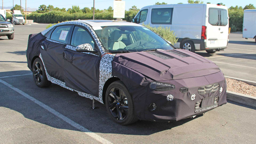 Hyundai Elantra thế hệ mới lộ ảnh chạy thử lần đầu tiên