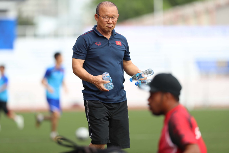 HLV Park Hang-seo cho đội U22 Việt Nam tập ở sân Rizal Memorial sáng nay. Ảnh: VnExpress
