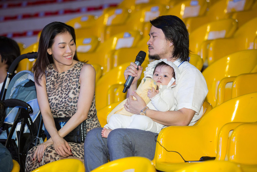 Đạo diễn Hoàng Nhật Nam vừa bế con, vừa chỉ đạo tổng duyệt Miss World Việt Nam