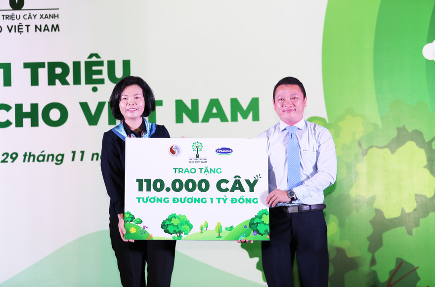 Bà Bùi Thị Hương – Giám đốc Điều hành Nhân sự, Hành chính & Đối ngoại Vinamilk trao bảng tượng trưng tặng 110.000 cây xanh của Quỹ 1 triệu cây xanh cho Việt Nam cho đại diện tỉnh Bình Định.