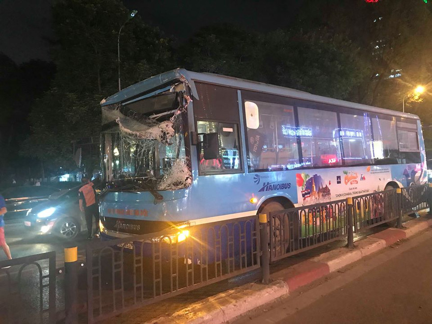 Chiếc xe buýt tông sập rào chắn