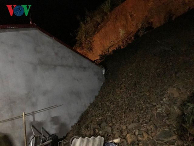 Đất đá đã vùi lấp khoảng 1/3 căn nhà, trúng vị trí các cháu nhỏ đang ngủ. (Ảnh: VOV)