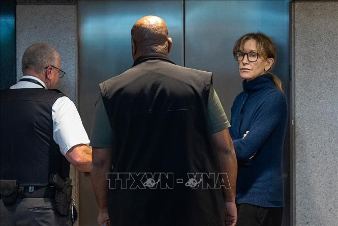 Nữ diễn viên Felicity Huffman (phải) cùng chồng là nam diễn viên William H. Macy bị cáo buộc đã trả 15.000 USD để con gái của họ không bị giới hạn thời gian làm bài kiểm tra SAT. Ảnh: TTXVN phát