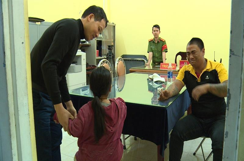 Võ Xuân Hưng bật khóc khi gặp con gái.