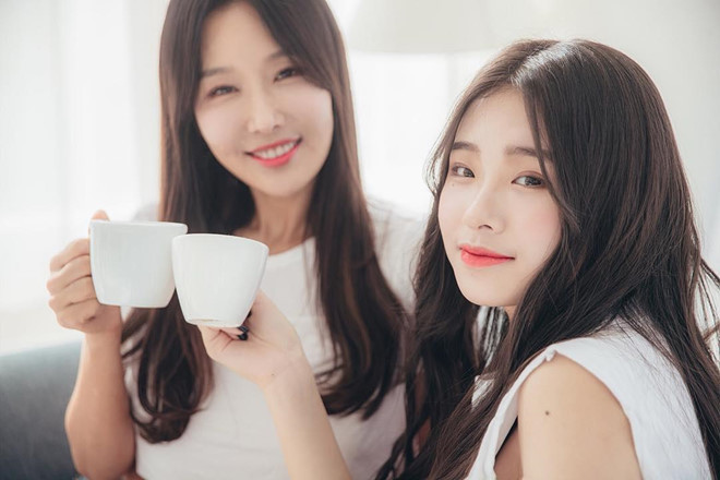 Những cặp mẹ con châu Á có nhan sắc 'hack tuổi', nhìn như hai chị em