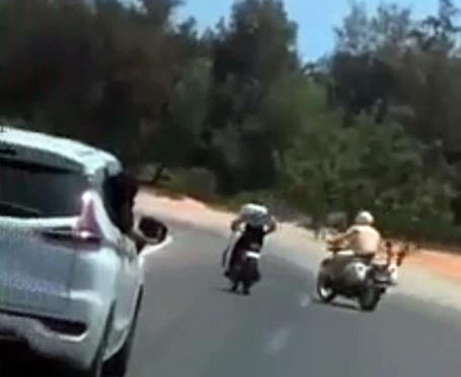 Người đàn ông cầm đại đao tháo chạy khi bị CSGT chặn bắt