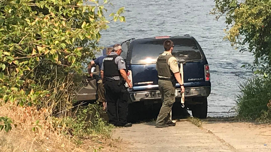 Tài xế lao SUV xuống sông để nạp thêm nước làm mát