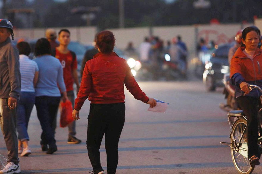 Cận kề trận Việt Nam-UAE, dân phe bán tháo vé, chấp nhận lỗ