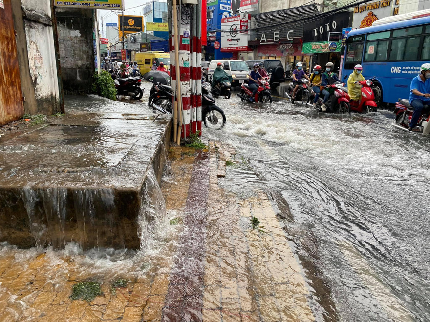 Chiều 19/5, cơn mưa lớn đổ xuống khu vực phía Đông TPHCM kéo dài khoảng 30 phút.