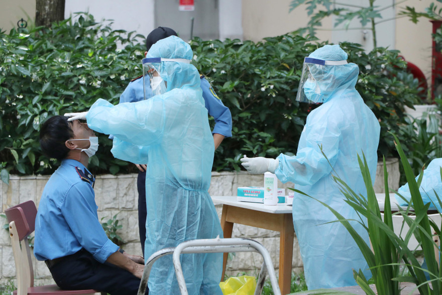 Chiều 18/5, lực lượng chức năng TP Thủ Đức (TP HCM) đang phong tỏa nghiêm ngặt khu vực Block A1, chung cư Sunview Town, phường Hiệp Bình Phước để điều tra, truy vết nguồn lây COVID-19 tại đây.