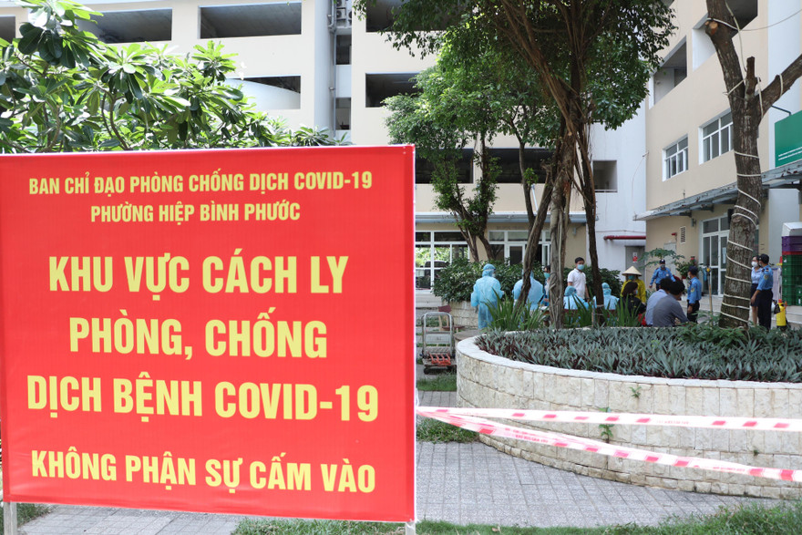 Chung cư nơi thanh niên dương tính với SARS-CoV-2 ở bị phong tỏa.
