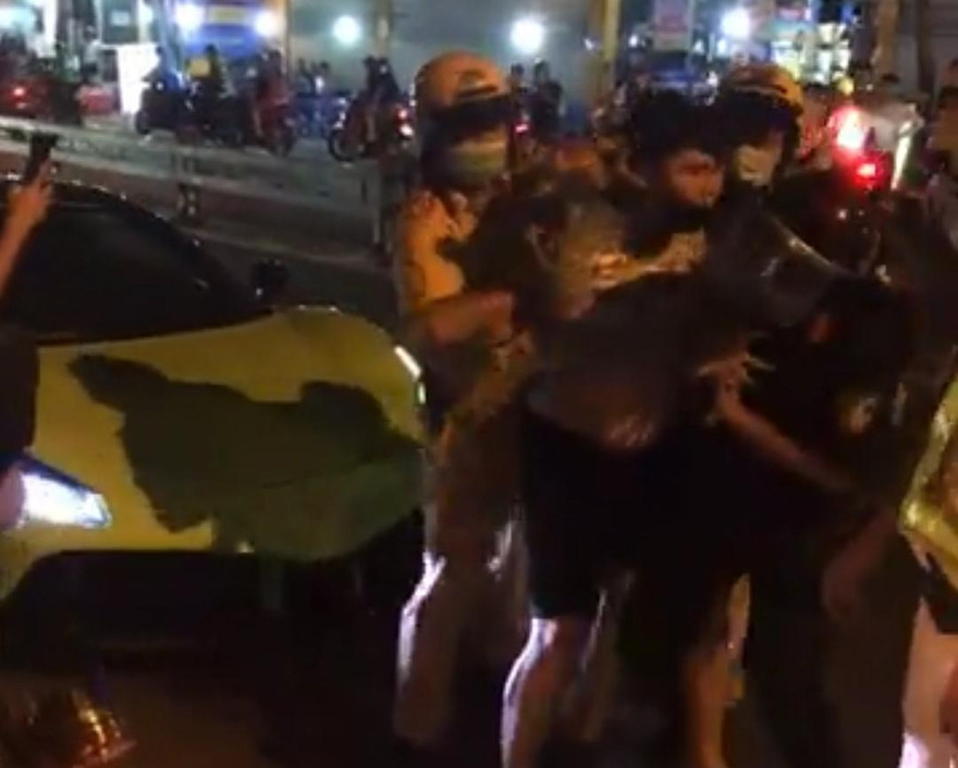 Thanh niên bị còng tay sau khi lăng mạ CSGT.