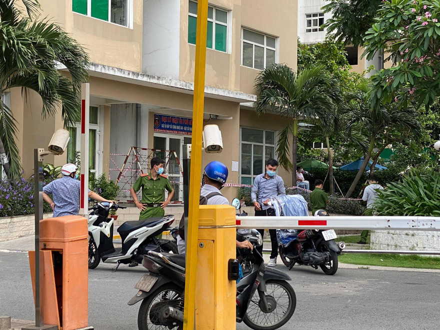 Lực lượng chức năng làm việc bên trong chung cư.