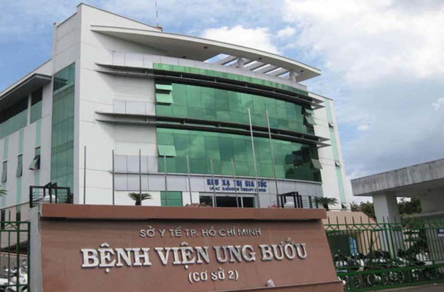 Bệnh nhân từ Bệnh viện K tự vào Bệnh viện Ung Bướu khám bệnh.