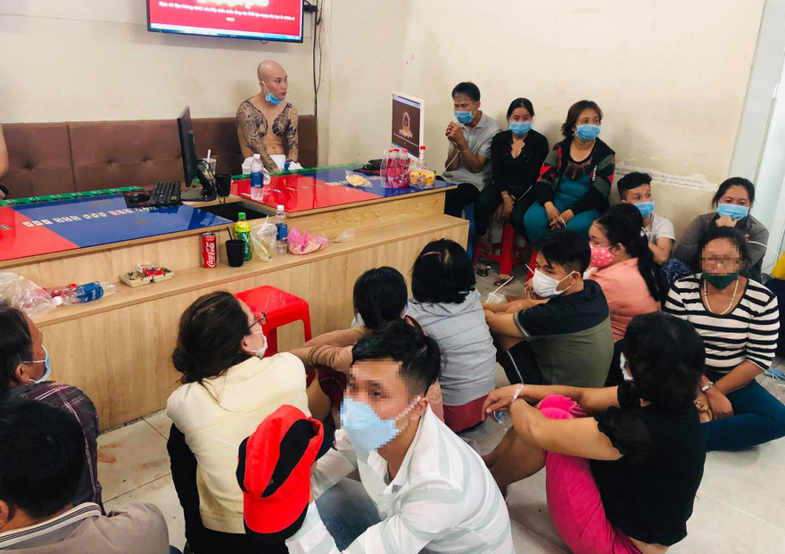 Hàng chục người bị bắt quả tang đang đánh bạc.