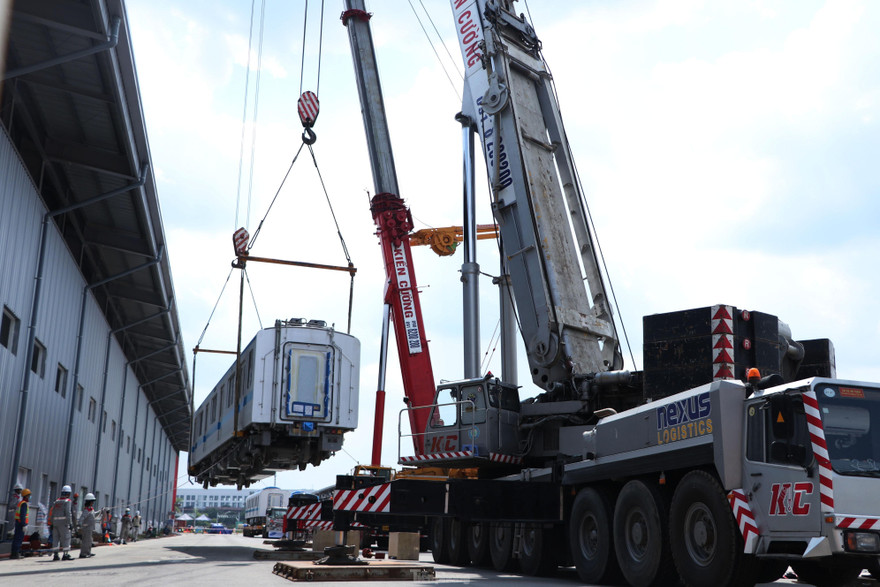 Chiều 11/5, Ban quản lý đường sắt đô thị TPHCM (MAUR) phối hợp cùng nhà thầu Hitachi và các đơn vị liên quan tiến hành hạ cẩu đoàn tàu Metro số 2 của tuyến Metro số 1 (Bến Thành - Suối Tiên) xuống đường ray tại Depot Long Bình (TP Thủ Đức).