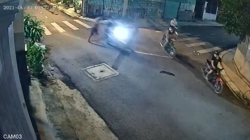 Nhóm cướp tẩu thoát sau khi tấn công nạn nhân, cướp xe máy.