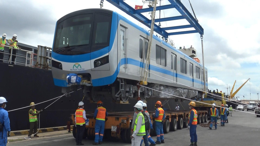 Đoàn tàu Metro số 1 cập cảng Khánh Hội năm 2020.