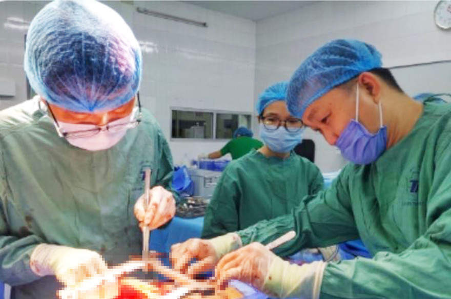 Các bác sĩ mổ khẩn cấp cho bệnh nhân.