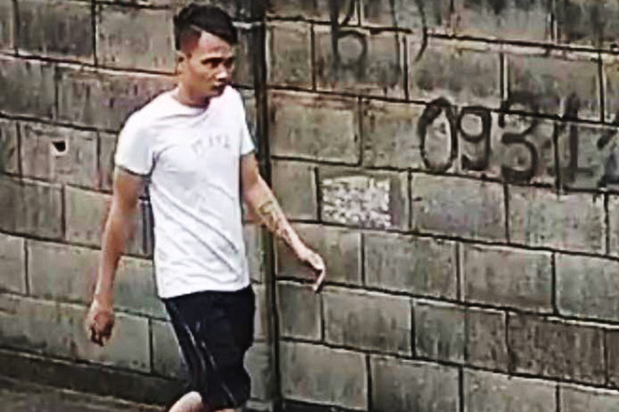 Linh bị camera an ninh ghi hình.