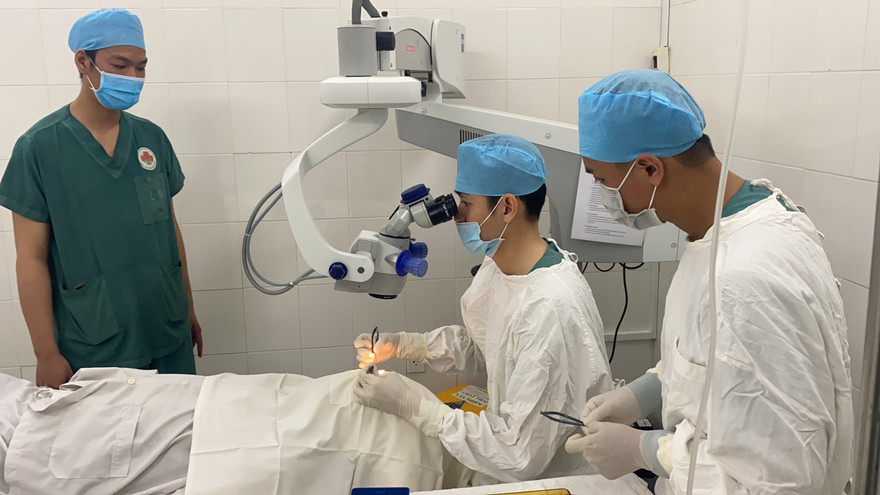 Các bác sĩ ghép giác mạc cho bệnh nhân.