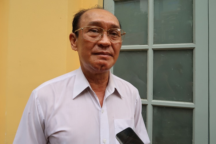 Nghệ sĩ Duy Phương trước TAND Quận 1 sau buổi làm việc với thư kí tòa. Ảnh: Yến Nhi.