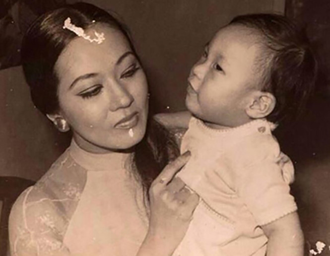 Bé Cúc Cu (Hà Linh) - con trai cố nghệ sĩ Thanh Nga trong vòng tay mẹ. Ảnh tư liệu.