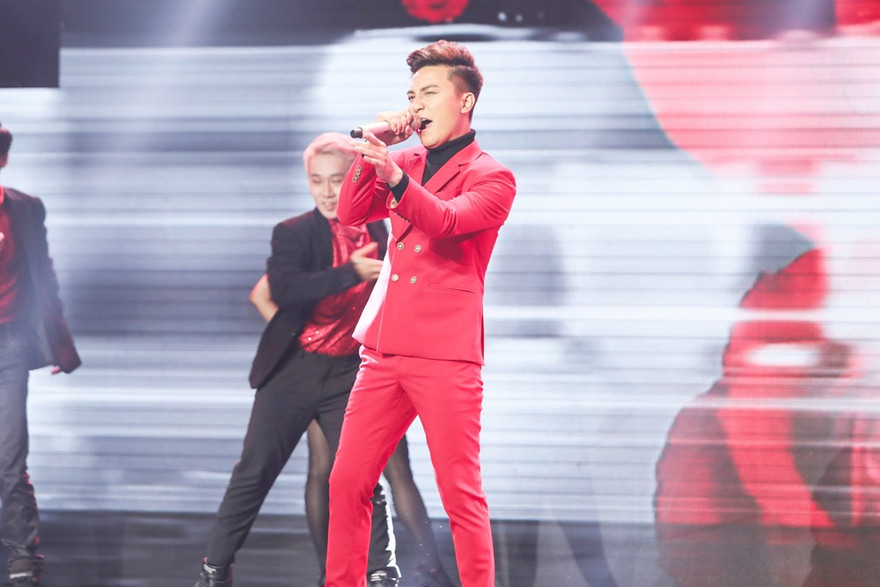 Hoàng Bá Huy thể hiện liên khúc "Ngày em đi - Ngày vui qua mau".