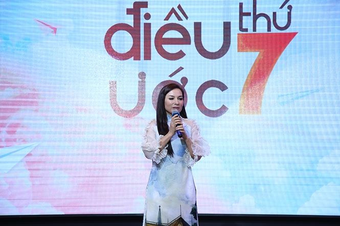 Ca sĩ Phi Nhung vừa khóc vừa chia sẻ mong muốn chương trình "Điều ước thứ 7" giúp cô thực hiện ước mơ cho cha dượng bị ung thư được gặp lại người con qua Mỹ 10 năm không về.