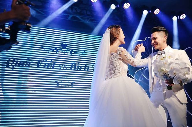 Mai Quốc Việt và vợ trong lễ cưới.