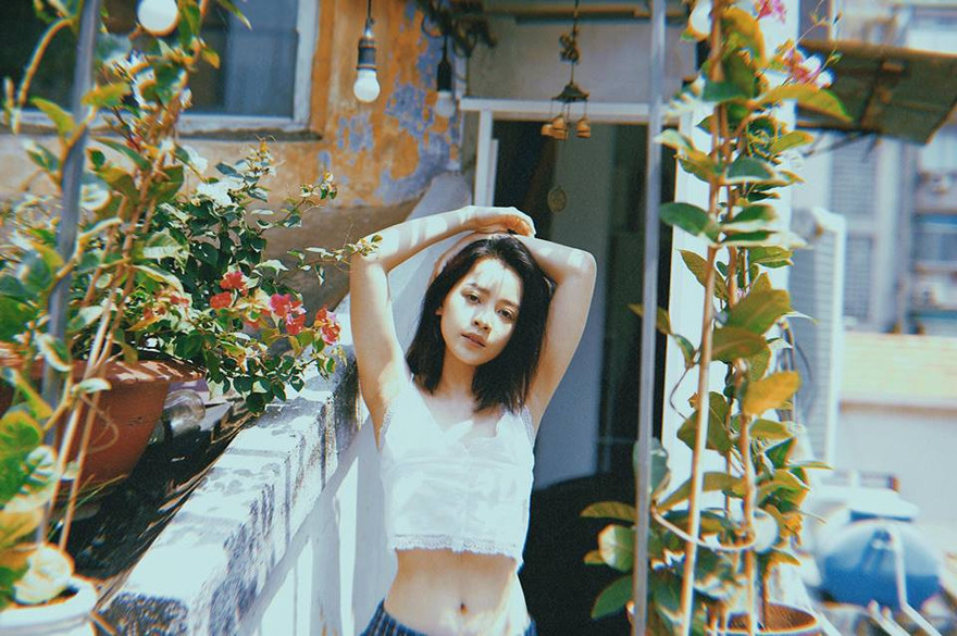 Chi Pu tung ảnh gây tranh cãi giữa gợi cảm và phản cảm