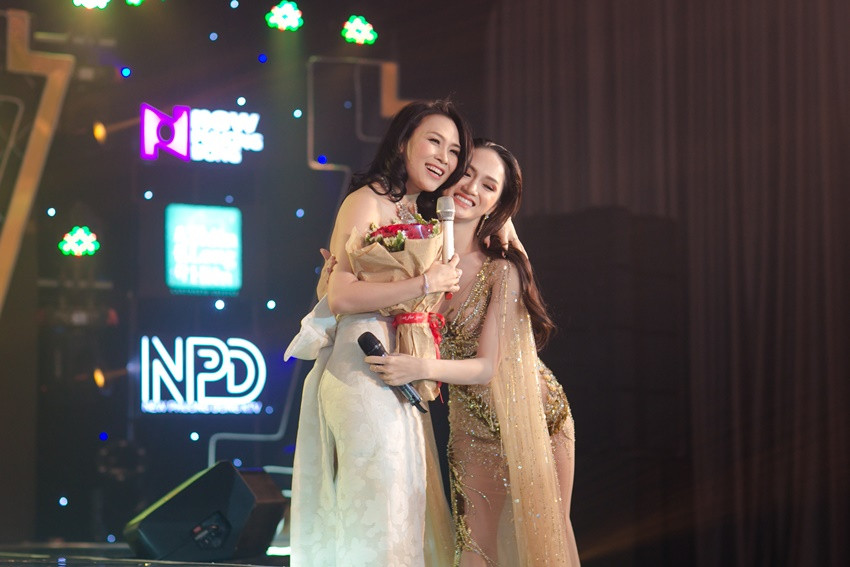 Hoa hậu chuyển giới Hương Giang tặng hoa cảm ơn Mỹ Tâm.