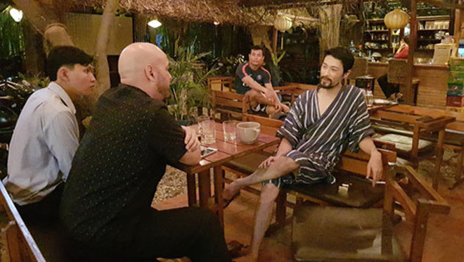 Johnny Trí Nguyễn gầy gò, già nua khi gặp võ sư Flores