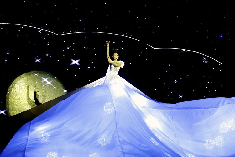 Người đẹp "Duyên dáng Bolero" Mỹ Ngọc đã diện váy khổng lồ.