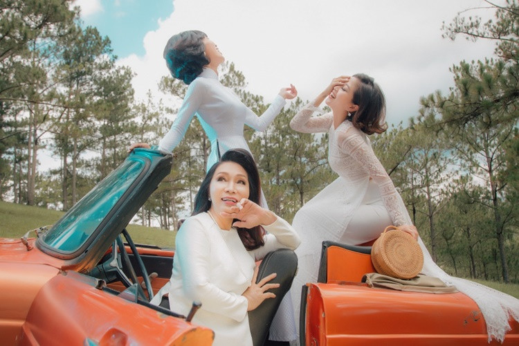 Trong khung cảnh của Đà Lạt cổ xưa và đầy bí ẩn, 3 nghệ sĩ thuộc 3 thế hệ khác nhau khoác lên mình những bộ áo dài với thiết kế đặc trưng của một thời kỳ.