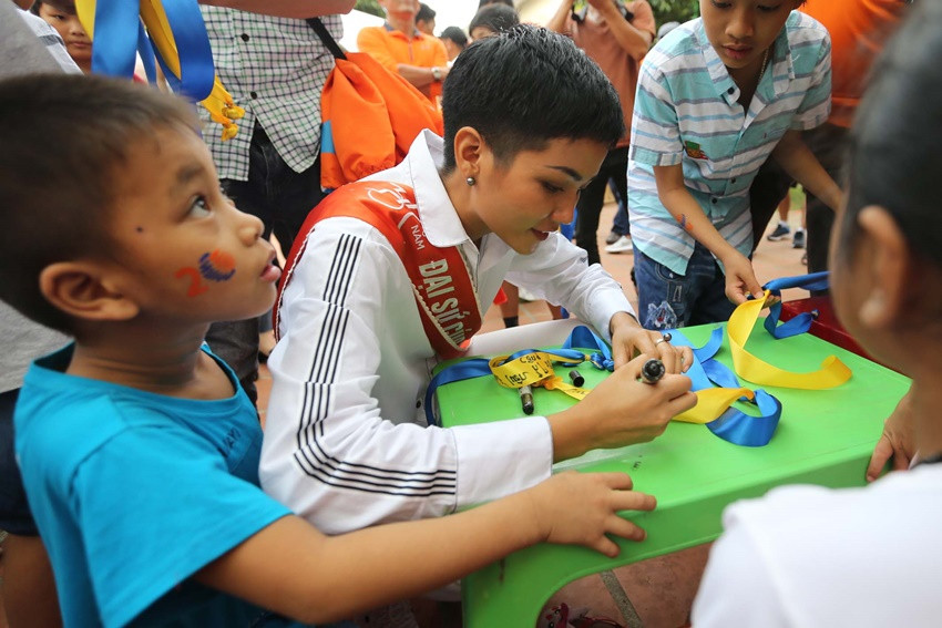 Hoa hậu H’hen Niê tại làng S.O.S Huế.