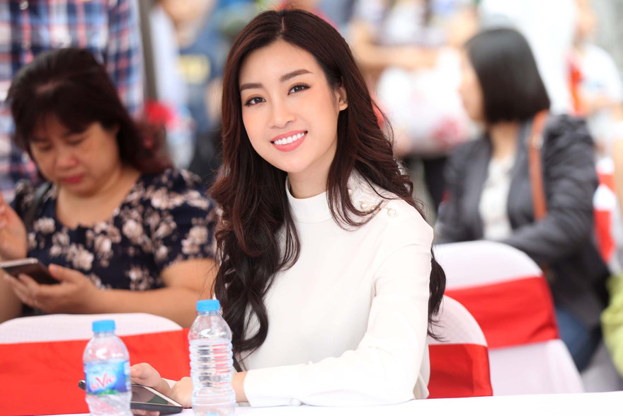 Hoa hậu Đỗ Mỹ Linh rạng rỡ xuống đường cổ vũ các cua-rơ.