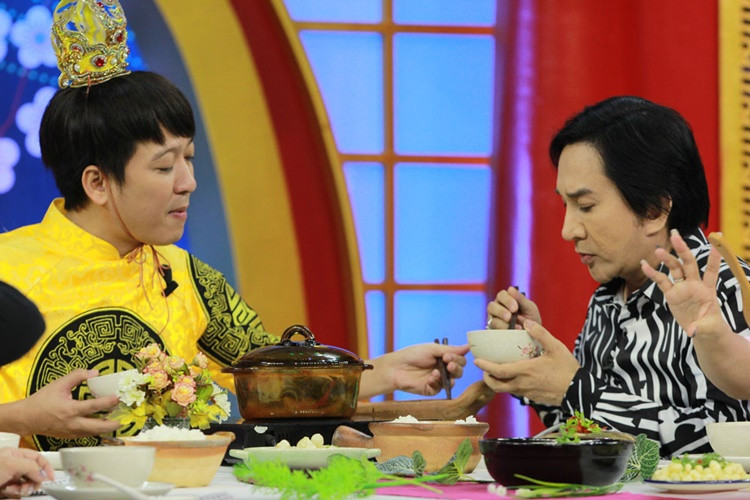 Kim Tử Long vừa ăn vừa 'bắn' tiếng Anh khiến Trường Giang thán phục.