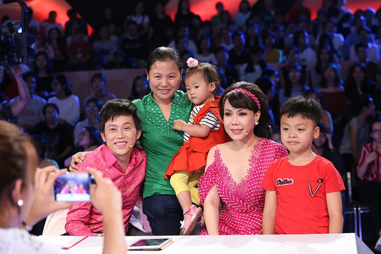 Nghệ sĩHoài Linh, Việt Hương chụp hỉnh kỷ niệm cùng vợ và các con của VĐV Lê Văn Công. Ảnh: Lê Nhân.