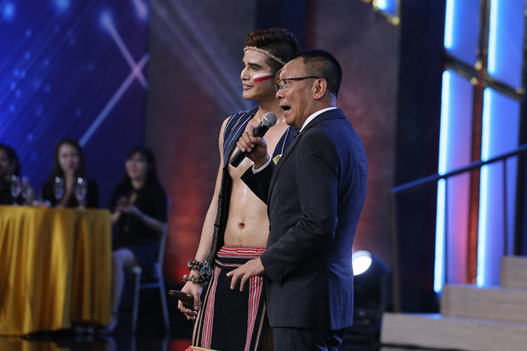 MC Lại Văn Sâm bên cạnh K’Brơi.