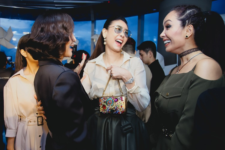 Hoa hậu Hà Kiều Anh vừa hội ngộ Thúy Hạnh, Thanh Mai trong sự kiện đã quy tụ rất nhiều Hoa hậu, ca sĩ, siêu mẫu…của làng giải trí Việt của NTK Chung Thanh Phong nhân dịp anh giới thiệu BST “Phong” tại TPHCM ngày 16/6.