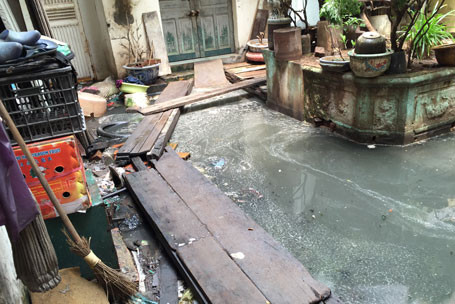 Số nhà 146 Quán Thánh nhiều năm bị ngập trong nước thải trước khi được "giải cứu" ngày 14/10