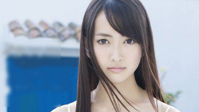 Tachibana Risa từng là thực tập sinh của nhóm nhạc AKB48. Với vẻ ngoài xinh đẹp, trong trẻo, Risa được kỳ vọng trở thành ngôi sao của nhóm. Tuy nhiên năm 2010, do không vượt qua kỳ thi tuyển, cô rời nhóm, sau đó không có hoạt động nào trong làng giải trí.