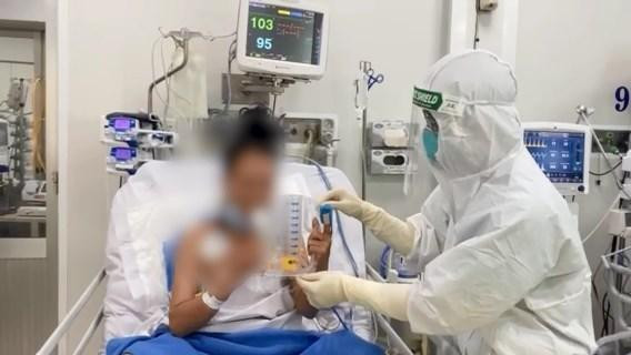 Bác sĩ Chợ Rẫy chăm sóc nữ bệnh nhân.